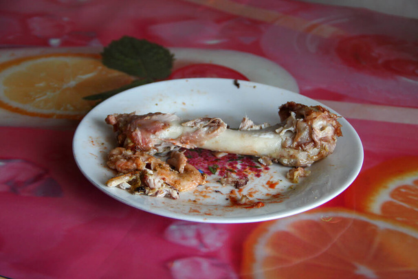 Huesos de pavo tras comer en un plato - Foto, Imagen