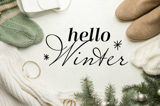 Wintercompositie met stijlvolle kleding en accessoires op witte achtergrond - Foto, afbeelding