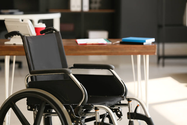 Pusty wózek inwalidzki w nowoczesnym biurze - Zdjęcie, obraz