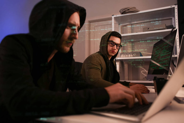 Hackers usando computadoras en cuarto oscuro - Foto, Imagen