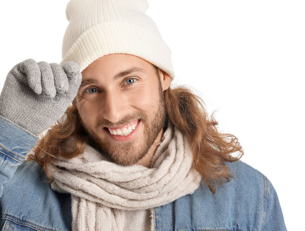 Komea tyylikäs kaveri talvivaatteissa valkoisella taustalla - Valokuva, kuva