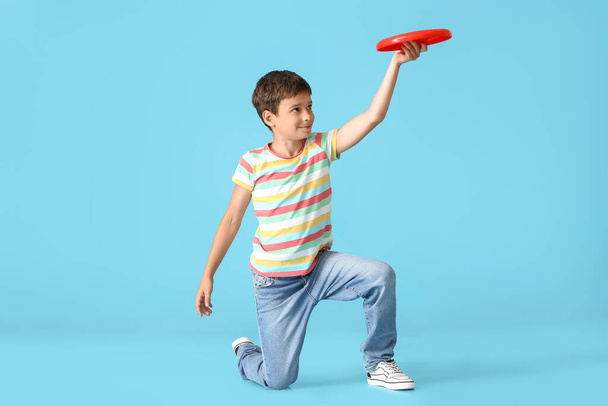 Engraçado menino jogando frisbee na cor de fundo - Foto, Imagem