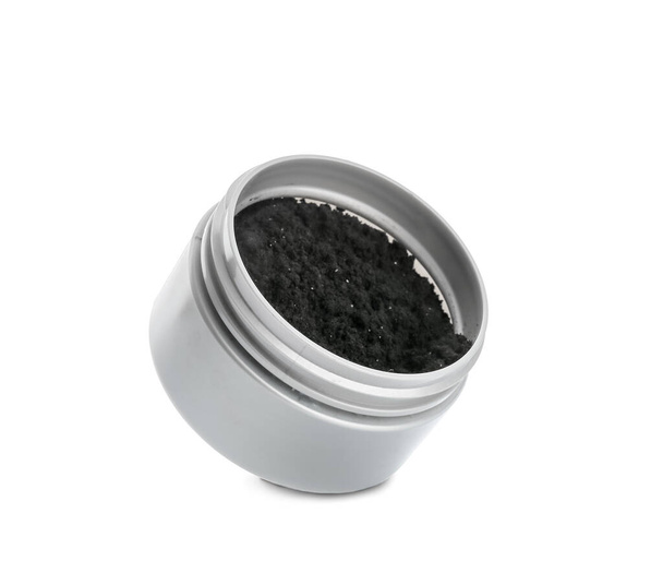 Βάζο με σκόνη ενεργοποιημένου δοντιού άνθρακα σε λευκό φόντο - Φωτογραφία, εικόνα
