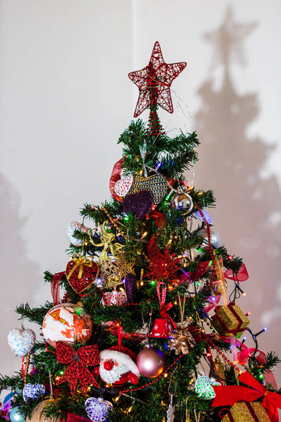 Όμορφο χριστουγεννιάτικο δέντρο με φώτα και διακοσμήσεις - Φωτογραφία, εικόνα
