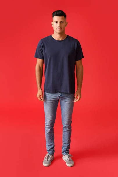 Handsome young man in stylish t-shirt on color background - Fotografie, Obrázek