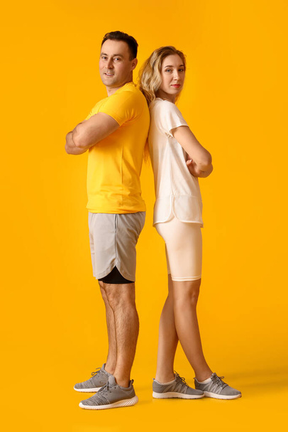 Sporty couple on color background - Fotografie, Obrázek