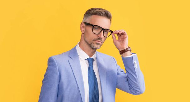 homem adulto em formalwear e óculos em fundo amarelo, gerente - Foto, Imagem
