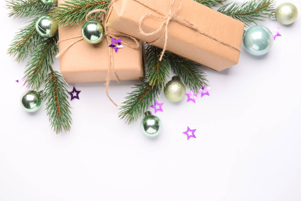 白い背景にクリスマスの装飾、モミの枝やギフトボックス - 写真・画像