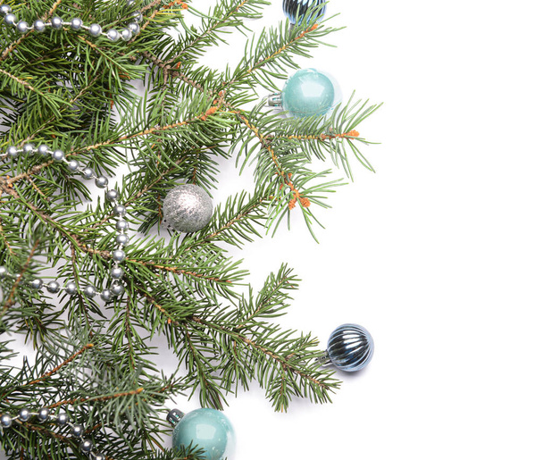 Décor de Noël et branches de sapin sur fond blanc - Photo, image