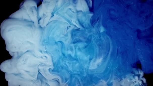 Gekleurde abstracte rook blauwe witte inkt en verf vloeibare reactie achtergrond textuur - Video