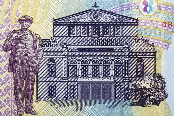 Nationaal Theater van Boekarest en standbeeld van Ion Luca Caragiale van Roemeens geld - Foto, afbeelding
