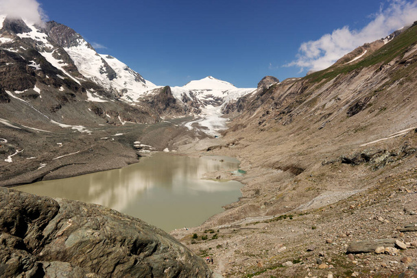 Chemin pierreux vers le glacier Pasterze en Autriche. À l'été 2021 - Photo, image