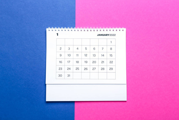 Flip calendario carta per gennaio 2022 su sfondo blu e viola - Foto, immagini