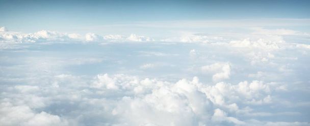 Epikus felhő. Fehér díszítő cumulus felhők, kilátás egy repülőgép. Sarló időjárás, vihar, ciklon. Absztrakt természetes minta, textúra, háttér, tapéta, 3D, grafikai erőforrások, design - Fotó, kép