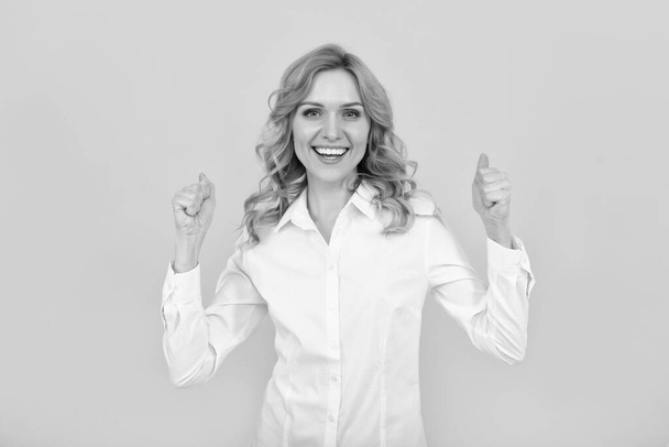 ευτυχισμένη επιτυχημένη επιχειρηματίας γυναίκα σε λευκό πουκάμισο κρατήσει τον αντίχειρα, επιτυχία - Φωτογραφία, εικόνα