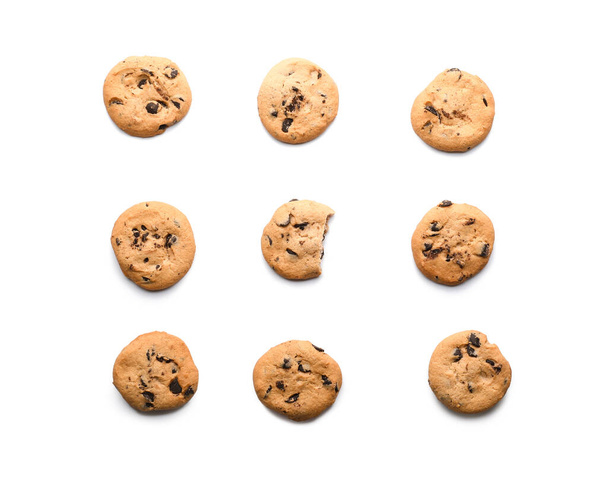 Deliciosas galletas caseras con chispas de chocolate sobre fondo blanco - Foto, Imagen