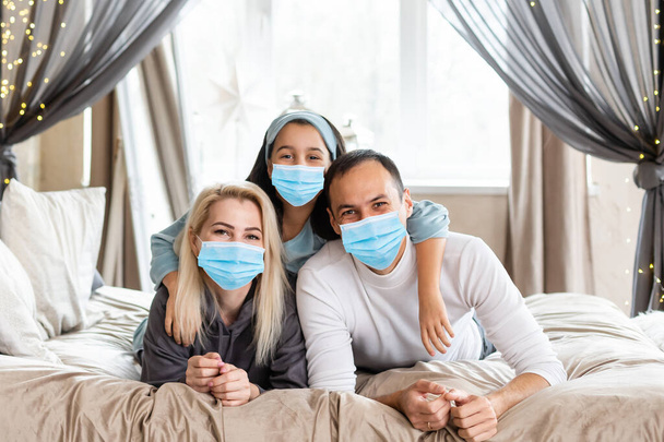 Koronavirüs sırasında yüz maskesi takan ve Noel 'de grip salgını olan insanlar. Virüs ve hastalık koruması, ev karantinası. COVID-2019. - Fotoğraf, Görsel