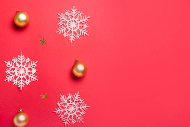 Bellissimi fiocchi di neve e palle di Natale su sfondo rosso - Foto, immagini