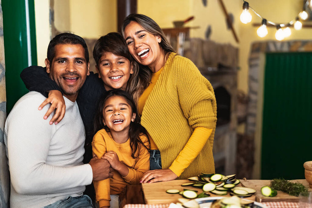 Família hispânica feliz desfrutando de férias juntos em casa - Foto, Imagem