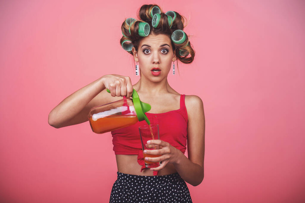 meyve suyu var mı? portakal suyu cam içine dökme seksi genç ev hanımı - Fotoğraf, Görsel