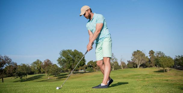 sportieve man golfen spel op groen gras, golfbaan - Foto, afbeelding