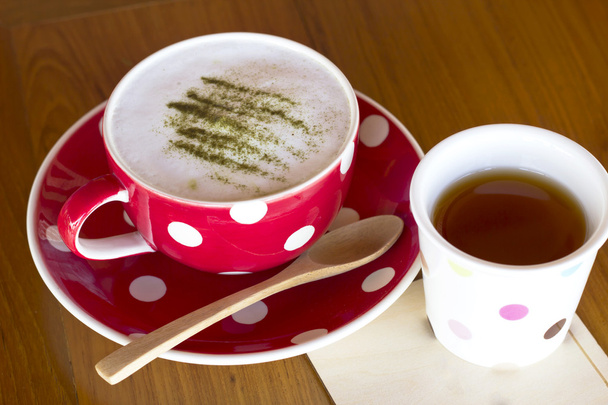Matcha Latte xícara de chá verde em madeira
 - Foto, Imagem