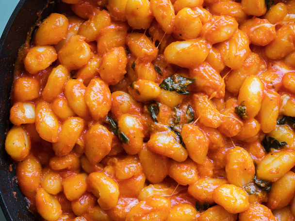 Włoski makaron ziemniaczany gnocchi z sosem pomidorowym i serem mozzarella - Zdjęcie, obraz