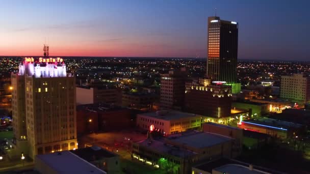 Wieczór nad Amarillo, Teksas, Śródmieście, Światła miejskie, Drone View - Materiał filmowy, wideo