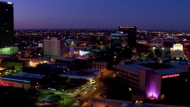 Wieczór nad Amarillo, Teksas, Drone View, Światła miejskie, Śródmieście - Materiał filmowy, wideo