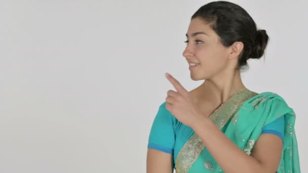 手に製品を示すインドの女性,白の背景 - 映像、動画