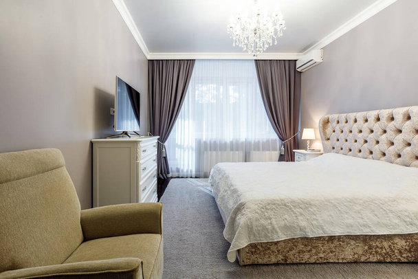 Luxus-Hotelzimmer. Bett mit Kopfteil - Foto, Bild