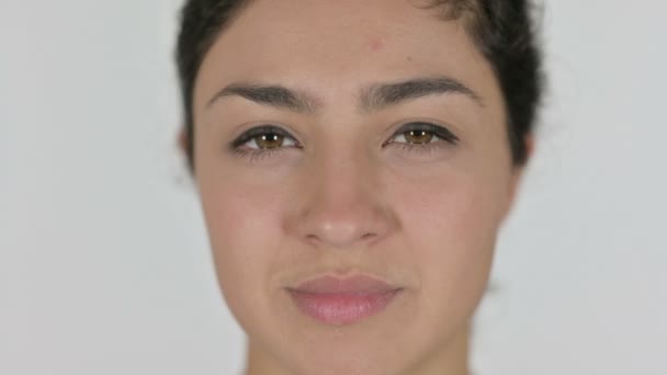 Primer plano de la cara de la mujer india sonriendo a la cámara, fondo blanco - Metraje, vídeo