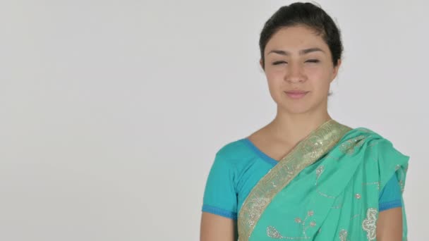 Ινδική γυναίκα κρατώντας το προϊόν στο χέρι, λευκό φόντο - Πλάνα, βίντεο