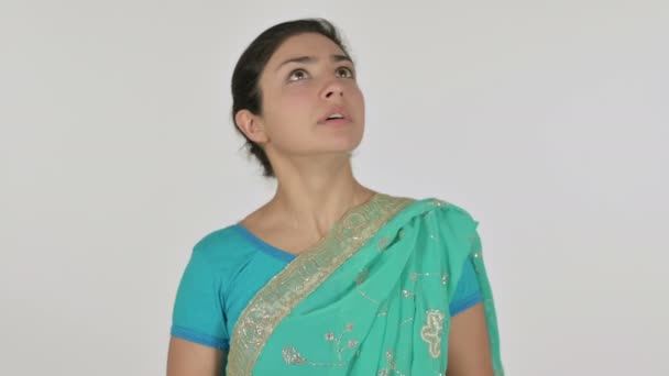 Femme indienne se sentant effrayée, effrayée, fond blanc - Séquence, vidéo