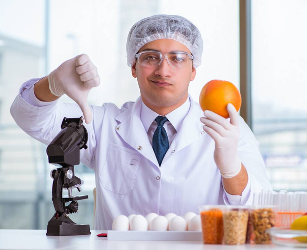 Expert na výživu testuje potravinářské výrobky v laboratoři - Fotografie, Obrázek