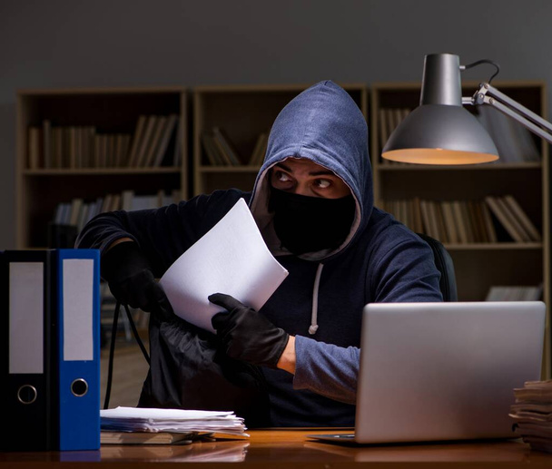 Хакер крадет персональные данные с домашнего компьютера - Фото, изображение