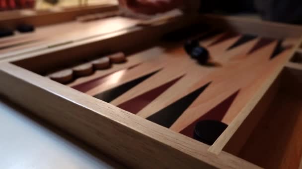 Jugar un juego de backgammon - Metraje, vídeo