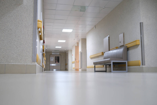 Empty long white hospital corridor, nobody - Foto, Bild