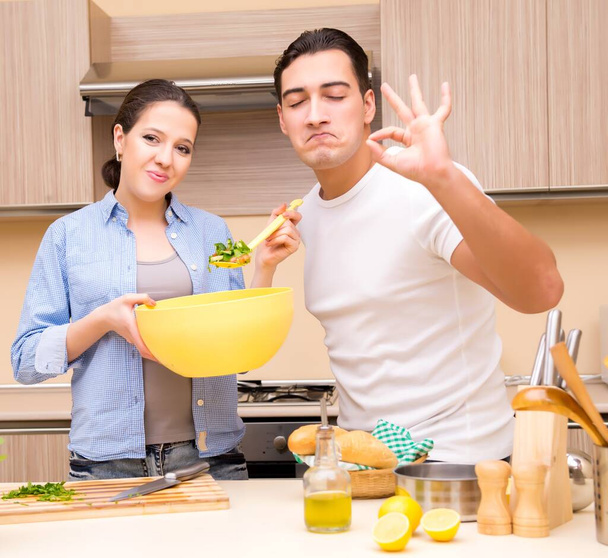 Nuori perhe keittiössä - Valokuva, kuva
