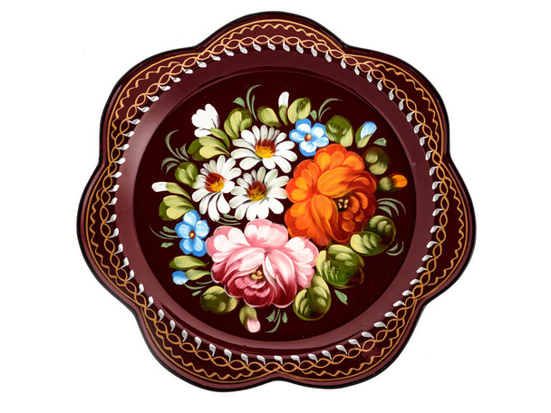 Starý červený dekorativní ruský lidový ručně malovaný kovový podnos s květinovým barevným vzorem na bílém. Použití pro design interiéru. - Fotografie, Obrázek