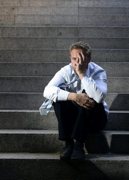 Uomo d'affari piangendo perso nella depressione seduto su scale di cemento strada
 - Foto, immagini
