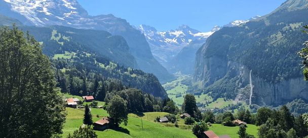 Valle de Lauterbrunnen con una cascada y Alpes suizos en el fondo, Suiza - Foto, Imagen