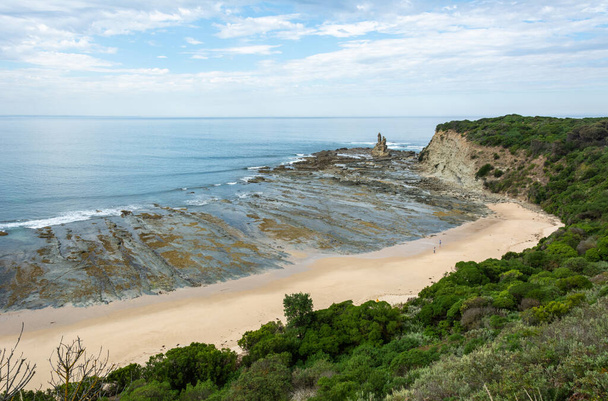 Jaskinie Plaża i Orły Nest formacja skalna w Bunurong Marine and Coastal Park w Victoria, Australia - Zdjęcie, obraz