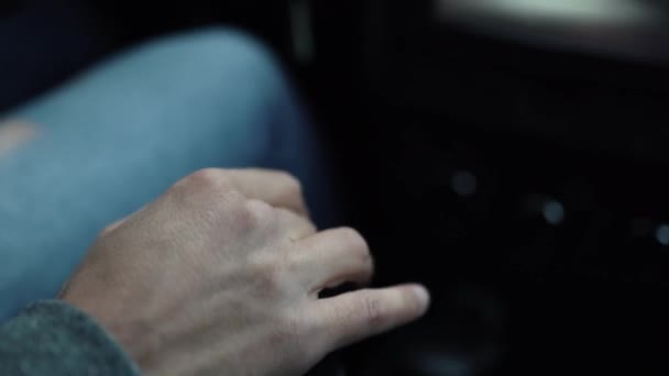 Close-up van de handen liggen tegen de versnellingsbak en schakelen over. Begrip weg en bestuurder. - Video