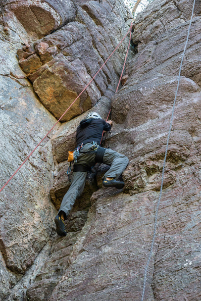 Kayaya tırmanan bir dağcının tanımlanamayan figürü.. - Fotoğraf, Görsel