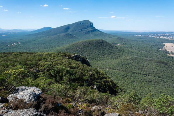 Vista del monte Abrupto en la región de Grampians de Victoria, Australia. - Foto, Imagen