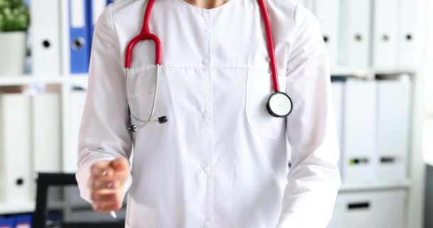 Доктор у білому пальто впевнено складає руки над грудьми повільний рух 4k фільм
 - Кадри, відео