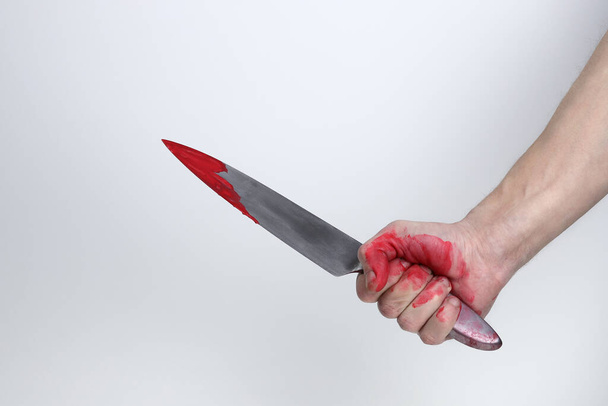 μεγάλο ματωμένο μαχαίρι στο χέρι ενός άντρα - Φωτογραφία, εικόνα