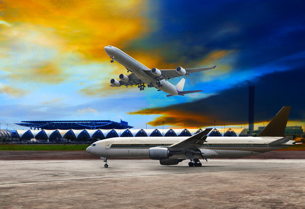 αεριωθούμενο αεροπλάνο που πετούν πάνω από διαδρόμους και όμορφο σκοτεινό ουρανό με αντίγραφο - Φωτογραφία, εικόνα