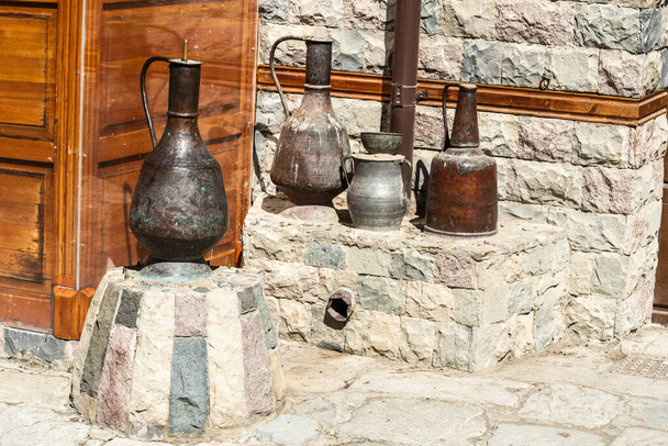 Metallitavarat, mukaan lukien jujum ja sahang raskaiden vedenkuljetusalusten Lahic kylässä Ismayillin alueella Azerbaidzanissa. - Valokuva, kuva